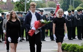 Galeria zdjęć przedstawia obchody 87. rocznicy wybuchu II wojny światowej w Malborku, podczas kt&oacute;rych delegacje złożyły kwiaty i zapaliły znicze w miejscach pamięci. Fotografie dokumentują także gł&oacute;wn 13
