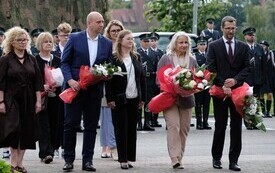 Galeria zdjęć przedstawia obchody 87. rocznicy wybuchu II wojny światowej w Malborku, podczas kt&oacute;rych delegacje złożyły kwiaty i zapaliły znicze w miejscach pamięci. Fotografie dokumentują także gł&oacute;wn 14