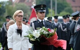 Galeria zdjęć przedstawia obchody 87. rocznicy wybuchu II wojny światowej w Malborku, podczas kt&oacute;rych delegacje złożyły kwiaty i zapaliły znicze w miejscach pamięci. Fotografie dokumentują także gł&oacute;wn 15
