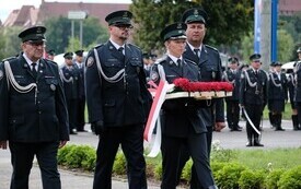 Galeria zdjęć przedstawia obchody 87. rocznicy wybuchu II wojny światowej w Malborku, podczas kt&oacute;rych delegacje złożyły kwiaty i zapaliły znicze w miejscach pamięci. Fotografie dokumentują także gł&oacute;wn 16