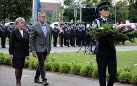 Galeria zdjęć przedstawia obchody 87. rocznicy wybuchu II wojny światowej w Malborku, podczas kt&oacute;rych delegacje złożyły kwiaty i zapaliły znicze w miejscach pamięci. Fotografie dokumentują także gł&oacute;wn 17