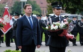 Galeria zdjęć przedstawia obchody 87. rocznicy wybuchu II wojny światowej w Malborku, podczas kt&oacute;rych delegacje złożyły kwiaty i zapaliły znicze w miejscach pamięci. Fotografie dokumentują także gł&oacute;wn 18