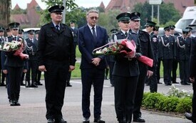 Galeria zdjęć przedstawia obchody 87. rocznicy wybuchu II wojny światowej w Malborku, podczas kt&oacute;rych delegacje złożyły kwiaty i zapaliły znicze w miejscach pamięci. Fotografie dokumentują także gł&oacute;wn 19