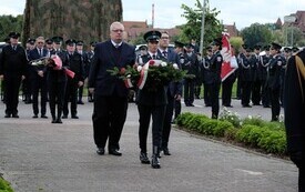Galeria zdjęć przedstawia obchody 87. rocznicy wybuchu II wojny światowej w Malborku, podczas kt&oacute;rych delegacje złożyły kwiaty i zapaliły znicze w miejscach pamięci. Fotografie dokumentują także gł&oacute;wn 20