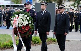 Galeria zdjęć przedstawia obchody 87. rocznicy wybuchu II wojny światowej w Malborku, podczas kt&oacute;rych delegacje złożyły kwiaty i zapaliły znicze w miejscach pamięci. Fotografie dokumentują także gł&oacute;wn 21