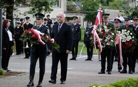 Galeria zdjęć przedstawia obchody 87. rocznicy wybuchu II wojny światowej w Malborku, podczas kt&oacute;rych delegacje złożyły kwiaty i zapaliły znicze w miejscach pamięci. Fotografie dokumentują także gł&oacute;wn 22