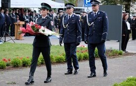 Galeria zdjęć przedstawia obchody 87. rocznicy wybuchu II wojny światowej w Malborku, podczas kt&oacute;rych delegacje złożyły kwiaty i zapaliły znicze w miejscach pamięci. Fotografie dokumentują także gł&oacute;wn 23