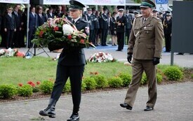 Galeria zdjęć przedstawia obchody 87. rocznicy wybuchu II wojny światowej w Malborku, podczas kt&oacute;rych delegacje złożyły kwiaty i zapaliły znicze w miejscach pamięci. Fotografie dokumentują także gł&oacute;wn 25