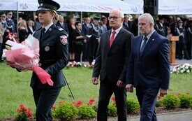 Galeria zdjęć przedstawia obchody 87. rocznicy wybuchu II wojny światowej w Malborku, podczas kt&oacute;rych delegacje złożyły kwiaty i zapaliły znicze w miejscach pamięci. Fotografie dokumentują także gł&oacute;wn 27
