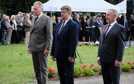Galeria zdjęć przedstawia obchody 87. rocznicy wybuchu II wojny światowej w Malborku, podczas kt&oacute;rych delegacje złożyły kwiaty i zapaliły znicze w miejscach pamięci. Fotografie dokumentują także gł&oacute;wn 28