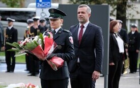 Galeria zdjęć przedstawia obchody 87. rocznicy wybuchu II wojny światowej w Malborku, podczas kt&oacute;rych delegacje złożyły kwiaty i zapaliły znicze w miejscach pamięci. Fotografie dokumentują także gł&oacute;wn 30