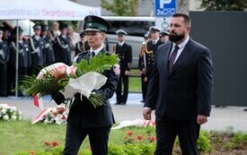 Galeria zdjęć przedstawia obchody 87. rocznicy wybuchu II wojny światowej w Malborku, podczas kt&oacute;rych delegacje złożyły kwiaty i zapaliły znicze w miejscach pamięci. Fotografie dokumentują także gł&oacute;wn 31
