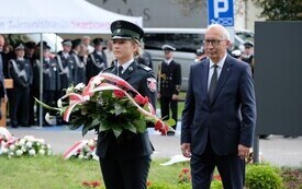 Galeria zdjęć przedstawia obchody 87. rocznicy wybuchu II wojny światowej w Malborku, podczas kt&oacute;rych delegacje złożyły kwiaty i zapaliły znicze w miejscach pamięci. Fotografie dokumentują także gł&oacute;wn 32