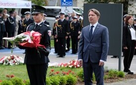 Galeria zdjęć przedstawia obchody 87. rocznicy wybuchu II wojny światowej w Malborku, podczas kt&oacute;rych delegacje złożyły kwiaty i zapaliły znicze w miejscach pamięci. Fotografie dokumentują także gł&oacute;wn 33