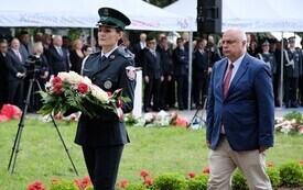 Galeria zdjęć przedstawia obchody 87. rocznicy wybuchu II wojny światowej w Malborku, podczas kt&oacute;rych delegacje złożyły kwiaty i zapaliły znicze w miejscach pamięci. Fotografie dokumentują także gł&oacute;wn 35