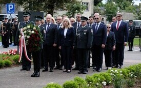 Galeria zdjęć przedstawia obchody 87. rocznicy wybuchu II wojny światowej w Malborku, podczas kt&oacute;rych delegacje złożyły kwiaty i zapaliły znicze w miejscach pamięci. Fotografie dokumentują także gł&oacute;wn 36