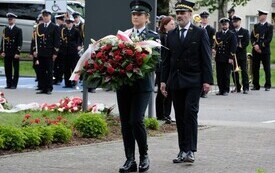 Galeria zdjęć przedstawia obchody 87. rocznicy wybuchu II wojny światowej w Malborku, podczas kt&oacute;rych delegacje złożyły kwiaty i zapaliły znicze w miejscach pamięci. Fotografie dokumentują także gł&oacute;wn 37