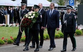 Galeria zdjęć przedstawia obchody 87. rocznicy wybuchu II wojny światowej w Malborku, podczas kt&oacute;rych delegacje złożyły kwiaty i zapaliły znicze w miejscach pamięci. Fotografie dokumentują także gł&oacute;wn 38