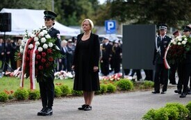 Galeria zdjęć przedstawia obchody 87. rocznicy wybuchu II wojny światowej w Malborku, podczas kt&oacute;rych delegacje złożyły kwiaty i zapaliły znicze w miejscach pamięci. Fotografie dokumentują także gł&oacute;wn 39