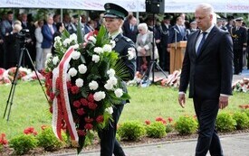 Galeria zdjęć przedstawia obchody 87. rocznicy wybuchu II wojny światowej w Malborku, podczas kt&oacute;rych delegacje złożyły kwiaty i zapaliły znicze w miejscach pamięci. Fotografie dokumentują także gł&oacute;wn 42