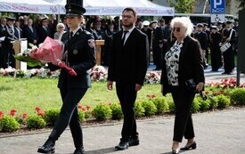 Galeria zdjęć przedstawia obchody 87. rocznicy wybuchu II wojny światowej w Malborku, podczas kt&oacute;rych delegacje złożyły kwiaty i zapaliły znicze w miejscach pamięci. Fotografie dokumentują także gł&oacute;wn 43
