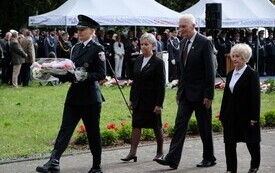 Galeria zdjęć przedstawia obchody 87. rocznicy wybuchu II wojny światowej w Malborku, podczas kt&oacute;rych delegacje złożyły kwiaty i zapaliły znicze w miejscach pamięci. Fotografie dokumentują także gł&oacute;wn 44