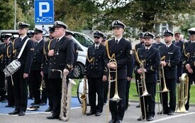 Galeria zdjęć przedstawia obchody 87. rocznicy wybuchu II wojny światowej w Malborku, podczas kt&oacute;rych delegacje złożyły kwiaty i zapaliły znicze w miejscach pamięci. Fotografie dokumentują także gł&oacute;wn 46