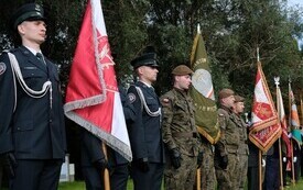 Galeria zdjęć przedstawia obchody 87. rocznicy wybuchu II wojny światowej w Malborku, podczas kt&oacute;rych delegacje złożyły kwiaty i zapaliły znicze w miejscach pamięci. Fotografie dokumentują także gł&oacute;wn 53