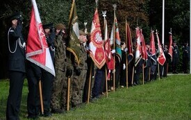 Galeria zdjęć przedstawia obchody 87. rocznicy wybuchu II wojny światowej w Malborku, podczas kt&oacute;rych delegacje złożyły kwiaty i zapaliły znicze w miejscach pamięci. Fotografie dokumentują także gł&oacute;wn 55