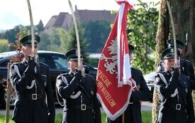 Galeria zdjęć przedstawia obchody 87. rocznicy wybuchu II wojny światowej w Malborku, podczas kt&oacute;rych delegacje złożyły kwiaty i zapaliły znicze w miejscach pamięci. Fotografie dokumentują także gł&oacute;wn 57
