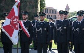 Galeria zdjęć przedstawia obchody 87. rocznicy wybuchu II wojny światowej w Malborku, podczas kt&oacute;rych delegacje złożyły kwiaty i zapaliły znicze w miejscach pamięci. Fotografie dokumentują także gł&oacute;wn 58
