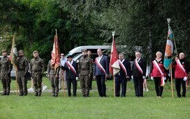 Galeria zdjęć przedstawia obchody 87. rocznicy wybuchu II wojny światowej w Malborku, podczas kt&oacute;rych delegacje złożyły kwiaty i zapaliły znicze w miejscach pamięci. Fotografie dokumentują także gł&oacute;wn 59