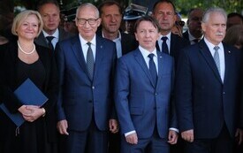 Galeria zdjęć przedstawia obchody 87. rocznicy wybuchu II wojny światowej w Malborku, podczas kt&oacute;rych delegacje złożyły kwiaty i zapaliły znicze w miejscach pamięci. Fotografie dokumentują także gł&oacute;wn 60