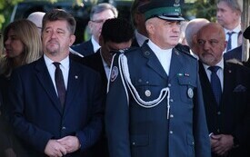 Galeria zdjęć przedstawia obchody 87. rocznicy wybuchu II wojny światowej w Malborku, podczas kt&oacute;rych delegacje złożyły kwiaty i zapaliły znicze w miejscach pamięci. Fotografie dokumentują także gł&oacute;wn 61