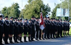 Galeria zdjęć przedstawia obchody 87. rocznicy wybuchu II wojny światowej w Malborku, podczas kt&oacute;rych delegacje złożyły kwiaty i zapaliły znicze w miejscach pamięci. Fotografie dokumentują także gł&oacute;wn 63