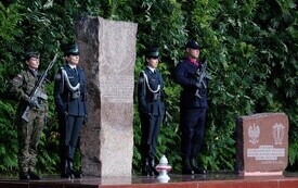 Galeria zdjęć przedstawia obchody 87. rocznicy wybuchu II wojny światowej w Malborku, podczas kt&oacute;rych delegacje złożyły kwiaty i zapaliły znicze w miejscach pamięci. Fotografie dokumentują także gł&oacute;wn 64