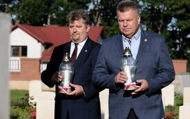 Galeria zdjęć przedstawia obchody 87. rocznicy wybuchu II wojny światowej w Malborku, podczas kt&oacute;rych delegacje złożyły kwiaty i zapaliły znicze w miejscach pamięci. Fotografie dokumentują także gł&oacute;wn 65