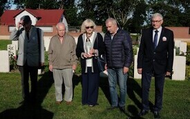 Galeria zdjęć przedstawia obchody 87. rocznicy wybuchu II wojny światowej w Malborku, podczas kt&oacute;rych delegacje złożyły kwiaty i zapaliły znicze w miejscach pamięci. Fotografie dokumentują także gł&oacute;wn 66