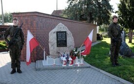 Galeria zdjęć przedstawia obchody 87. rocznicy wybuchu II wojny światowej w Malborku, podczas kt&oacute;rych delegacje złożyły kwiaty i zapaliły znicze w miejscach pamięci. Fotografie dokumentują także gł&oacute;wn 70