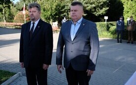 Galeria zdjęć przedstawia obchody 87. rocznicy wybuchu II wojny światowej w Malborku, podczas kt&oacute;rych delegacje złożyły kwiaty i zapaliły znicze w miejscach pamięci. Fotografie dokumentują także gł&oacute;wn 71