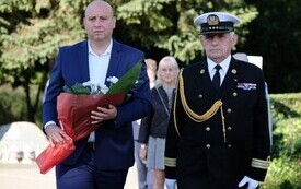 Galeria zdjęć przedstawia obchody 87. rocznicy wybuchu II wojny światowej w Malborku, podczas kt&oacute;rych delegacje złożyły kwiaty i zapaliły znicze w miejscach pamięci. Fotografie dokumentują także gł&oacute;wn 73