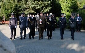 Galeria zdjęć przedstawia obchody 87. rocznicy wybuchu II wojny światowej w Malborku, podczas kt&oacute;rych delegacje złożyły kwiaty i zapaliły znicze w miejscach pamięci. Fotografie dokumentują także gł&oacute;wn 74