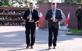 Galeria zdjęć przedstawia obchody 87. rocznicy wybuchu II wojny światowej w Malborku, podczas kt&oacute;rych delegacje złożyły kwiaty i zapaliły znicze w miejscach pamięci. Fotografie dokumentują także gł&oacute;wn 75