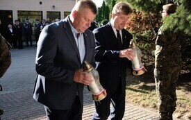 Galeria zdjęć przedstawia obchody 87. rocznicy wybuchu II wojny światowej w Malborku, podczas kt&oacute;rych delegacje złożyły kwiaty i zapaliły znicze w miejscach pamięci. Fotografie dokumentują także gł&oacute;wn 79
