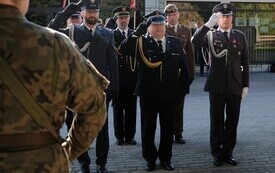 Galeria zdjęć przedstawia obchody 87. rocznicy wybuchu II wojny światowej w Malborku, podczas kt&oacute;rych delegacje złożyły kwiaty i zapaliły znicze w miejscach pamięci. Fotografie dokumentują także gł&oacute;wn 80