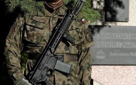 Galeria zdjęć przedstawia obchody 87. rocznicy wybuchu II wojny światowej w Malborku, podczas kt&oacute;rych delegacje złożyły kwiaty i zapaliły znicze w miejscach pamięci. Fotografie dokumentują także gł&oacute;wn 81