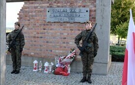 Galeria zdjęć przedstawia obchody 87. rocznicy wybuchu II wojny światowej w Malborku, podczas kt&oacute;rych delegacje złożyły kwiaty i zapaliły znicze w miejscach pamięci. Fotografie dokumentują także gł&oacute;wn 82