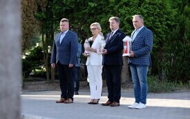 Galeria zdjęć przedstawia obchody 87. rocznicy wybuchu II wojny światowej w Malborku, podczas kt&oacute;rych delegacje złożyły kwiaty i zapaliły znicze w miejscach pamięci. Fotografie dokumentują także gł&oacute;wn 83