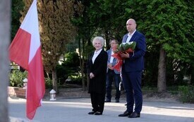 Galeria zdjęć przedstawia obchody 87. rocznicy wybuchu II wojny światowej w Malborku, podczas kt&oacute;rych delegacje złożyły kwiaty i zapaliły znicze w miejscach pamięci. Fotografie dokumentują także gł&oacute;wn 84