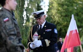 Galeria zdjęć przedstawia obchody 87. rocznicy wybuchu II wojny światowej w Malborku, podczas kt&oacute;rych delegacje złożyły kwiaty i zapaliły znicze w miejscach pamięci. Fotografie dokumentują także gł&oacute;wn 85